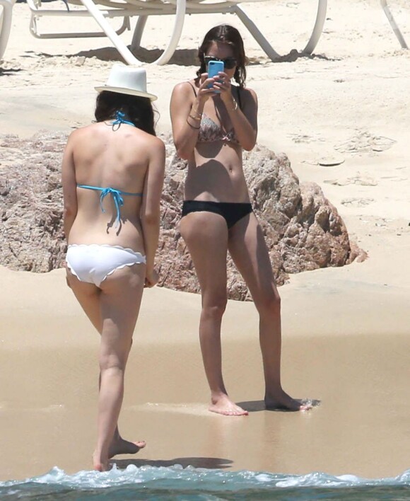 Exclusif - Tallulah Willis en vacances avec des amis sur la plage de Cabo San Lucas, le 12 mai 2013.