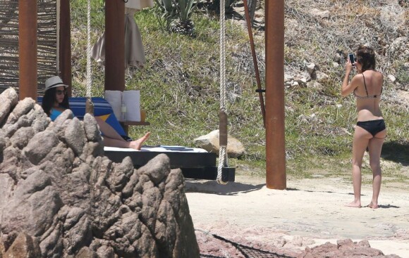 Exclusif - Tallulah Willis en vacances avec des amis sur la plage de Cabo San Lucas, le 12 mai 2013.