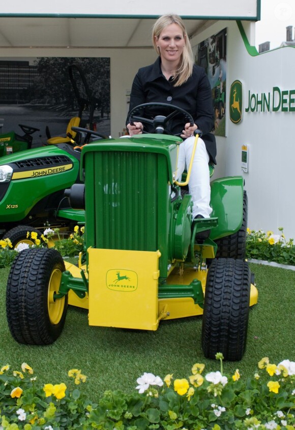 Zara Phillips fêtant les 50 ans de production de tondeuses de John Deere à l'inauguration du Chelsea Flower Show, l'exposition florale de Londres, le 20 mai 2013.