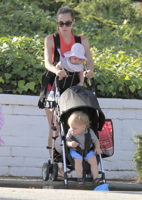 Exclusif - Jacqui Ainsley, la fiancée de Guy Ritchie, se balade avec son fils Rafael et sa petite fille, à Beverly Hills, le 20 mai 2013.