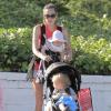 Exclusif - Jacqui Ainsley, la fiancée de Guy Ritchie, avec son fils Rafael et sa petite fille, à Beverly Hills, le 20 mai 2013.