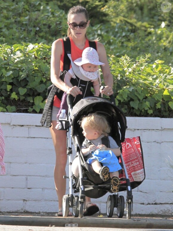 Exclusif - Jacqui Ainsley, la fiancée de Guy Ritchie, avec son fils Rafael et sa petite fille, à Beverly Hills, le 20 mai 2013.