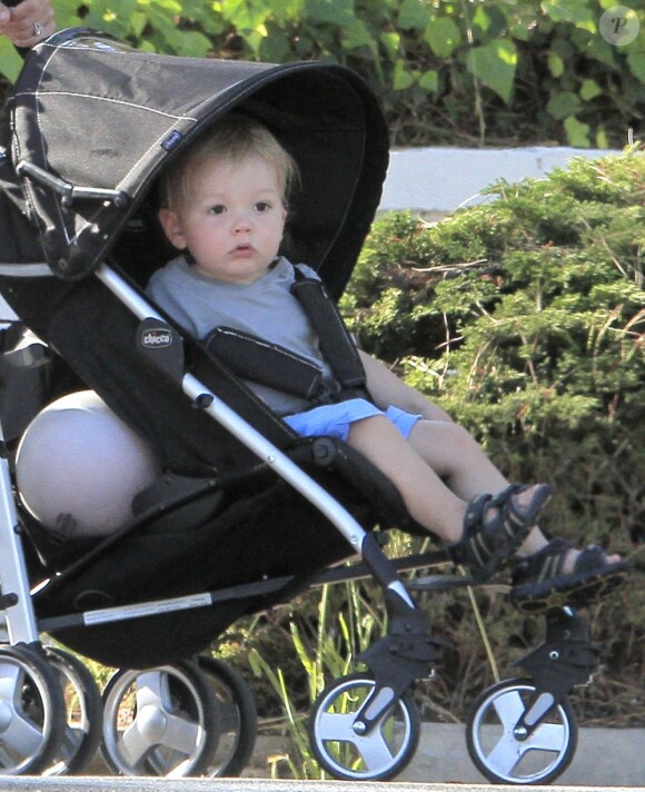 Exclusif - La fiancée de Guy Ritchie, Jacqui Ainsley, se balade avec son fils Rafael et sa petite fille, à Beverly Hills, le 20 mai 2013.