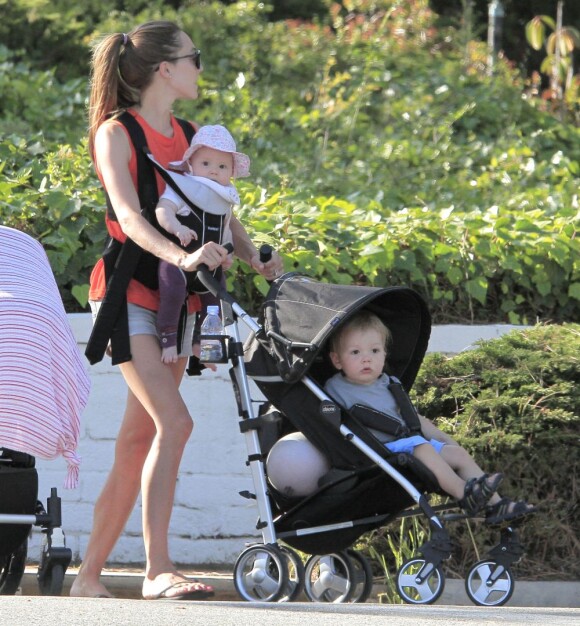 Exclusif - Jacqui Ainsley, la fiancée de Guy Ritchie, avec les enfant du couple Rafael et la petite dernière, à Beverly Hills, le 20 mai 2013.