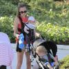 Exclusif - Jacqui Ainsley, la fiancé de Guy Ritchie, se balade avec son fils Rafael et sa petite fille, à Beverly Hills, le 20 mai 2013.