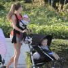 Exclusif - Jacqui Ainsley, la fiancé de Guy Ritchie, se balade avec son fils Rafael et sa petite fille, à Beverly Hills, le 20 mai 2013.
