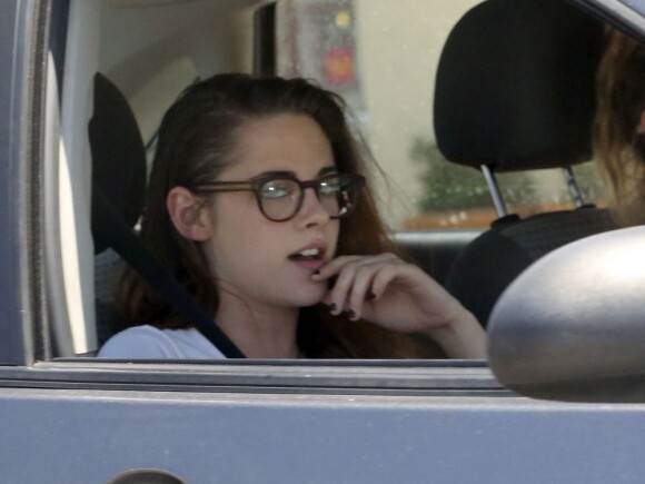 Kristen Stewart et une amie dans une voiture à Los Angeles, le 20 mai 2013. Selon les dernières rumeurs, Robert Pattinson et Kristen Stewart se seraient separés la semaine dernière...