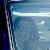 Kristen Stewart souriante accompagnée d'une amie dans une voiture à Los Angeles, le 20 mai 2013.