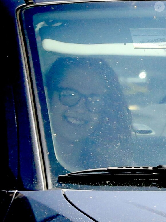 Kristen Stewart souriante accompagnée d'une amie dans une voiture à Los Angeles, le 20 mai 2013.