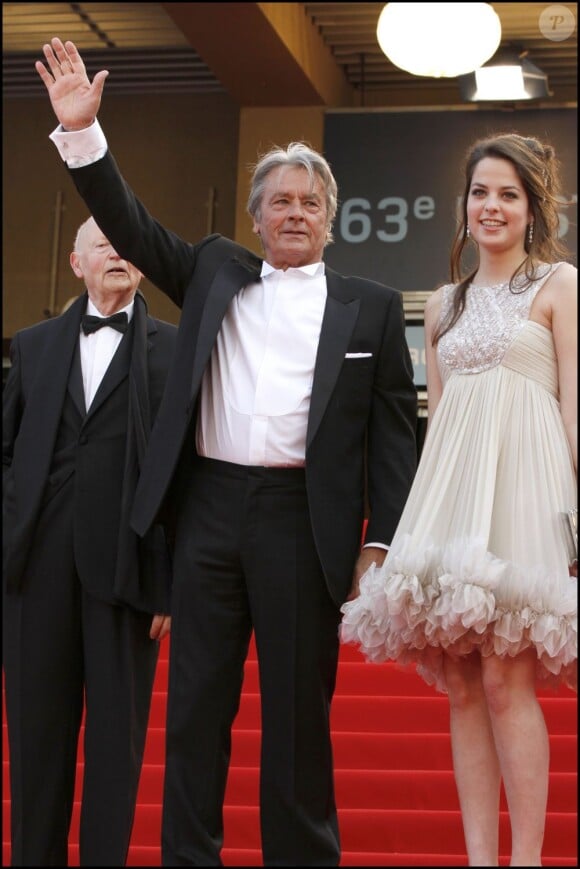 Anouchka et son père Alain Delon, montée des marches du Festival de Cannes, le 14 mai 2010.