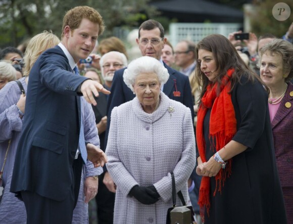 Le prince Harry accueille sa grand-mère la reine Elizabeth II avec la paysagiste Jinny Bloom au jardin Sentebale/Forget-me-not du Chelsea Flower Show, lors de la journée d'inauguration VIP de l'exposition, le 20 mai 2013 à Londres.