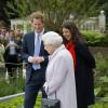 Le prince Harry accueille sa grand-mère la reine Elizabeth II avec la paysagiste Jinny Bloom au jardin Sentebale/Forget-me-not du Chelsea Flower Show, lors de la journée d'inauguration VIP de l'exposition, le 20 mai 2013 à Londres.
