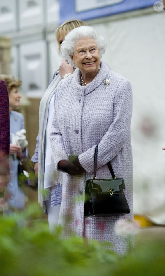 La reine Elizabeth II ravie au Chelsea Flower Show, lors de la journée d'inauguration VIP de l'exposition, le 20 mai 2013 à Londres.