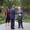 Le prince Harry accueille son père le prince Charles et sa belle-mère la duchesse Camilla avec la paysagiste Jinny Bloom au jardin Sentebale/Forget-me-not du Chelsea Flower Show, lors de la journée d'inauguration VIP de l'exposition, le 20 mai 2013 à Londres.