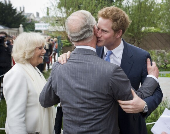 Le prince Harry accueille son père le prince Charles et sa belle-mère la duchesse Camilla avec la paysagiste Jinny Bloom au jardin Sentebale/Forget-me-not du Chelsea Flower Show, lors de la journée d'inauguration VIP de l'exposition, le 20 mai 2013 à Londres.