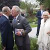Le prince Charles fait la bise à son père le prince Philip, duc d'Edimbourg, sous le regard de Camilla. Le prince Harry accueillait la famille royale avec la paysagiste Jinny Bloom au jardin Sentebale/Forget-me-not du Chelsea Flower Show, lors de la journée d'inauguration VIP de l'exposition, le 20 mai 2013 à Londres.