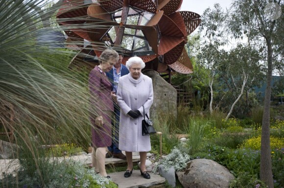 La reine Elizabeth en visite au Chelsea Flower Show, lors de la journée d'inauguration VIP de l'exposition, le 20 mai 2013 à Londres.