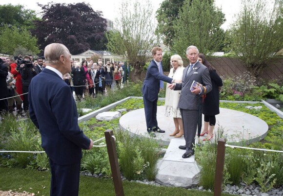 Le prince Harry a accueilli la famille royale avec la paysagiste Jinny Bloom au jardin Sentebale/Forget-me-not du Chelsea Flower Show, lors de la journée d'inauguration VIP de l'exposition, le 20 mai 2013 à Londres.