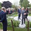 Le prince Harry a accueilli la famille royale avec la paysagiste Jinny Bloom au jardin Sentebale/Forget-me-not du Chelsea Flower Show, lors de la journée d'inauguration VIP de l'exposition, le 20 mai 2013 à Londres.