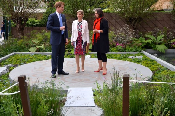 Le prince Harry accueille la comtesse Sophie de Wessex avec la paysagiste Jinny Bloom au jardin Sentebale/Forget-me-not du Chelsea Flower Show, lors de la journée d'inauguration VIP de l'exposition, le 20 mai 2013 à Londres.