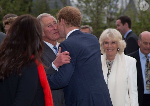 Le prince Harry accueille le prince Charles et Camilla Parker Bowles au jardin Sentebale/Forget-me-not du Chelsea Flower Show, lors de la journée d'inauguration VIP de l'exposition, le 20 mai 2013 à Londres.