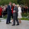 Le prince Charles et Camilla découvrent le memorial à Diana du jardin Sentebale, au Chelsea Flower Show, lors de la journée d'inauguration VIP de l'exposition, le 20 mai 2013 à Londres.