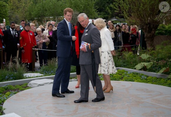 Le prince Charles et Camilla découvrent le memorial à Diana du jardin Sentebale, au Chelsea Flower Show, lors de la journée d'inauguration VIP de l'exposition, le 20 mai 2013 à Londres.
