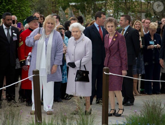 La reine Elizabeth II lors du Chelsea Flower Show, lors de la journée d'inauguration VIP de l'exposition, le 20 mai 2013 à Londres.