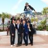 Jamel Debbouze saute au-dessus de ses compères Malik Bentalha, Tewfik Jallab, Fatsah Bouyahmed pendant le photocall de Né Quelque Part au Palais des Festivals, le 21 mai 2013.