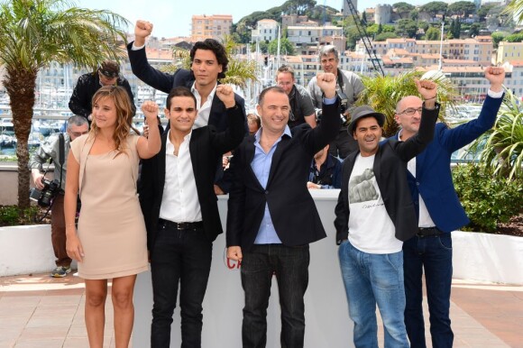 Mohamed Hamidi, Jamel Debbouze, Malik Bentalha, Tewfik Jallab, Fatsah Bouyahmed, Julie De Bona au photocall de Né Quelque Part au Palais des Festivals, le 21 mai 2013.