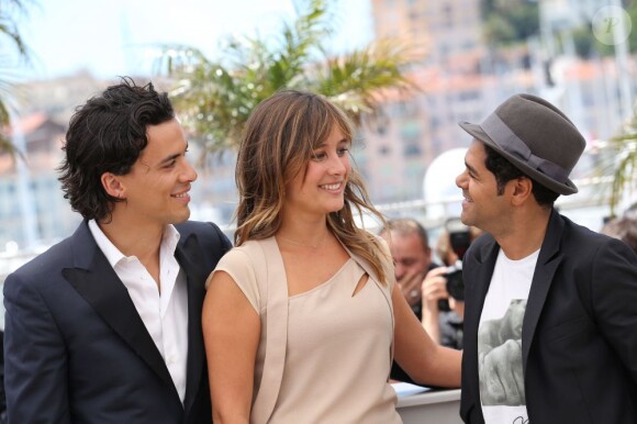 Tewfik Jallab, Julie De Bona (Robe The Koople et bijoux Montblanc) et Jamel Debbouze - Photocall du film "Ne quelque part" au 66 eme Festival du Film de Cannes - Cannes 21/05/2013  Call for the movie "Ne quelque part" at the 66 th Cannes Film Festival. On may 21st 201321/05/2013 - Cannes