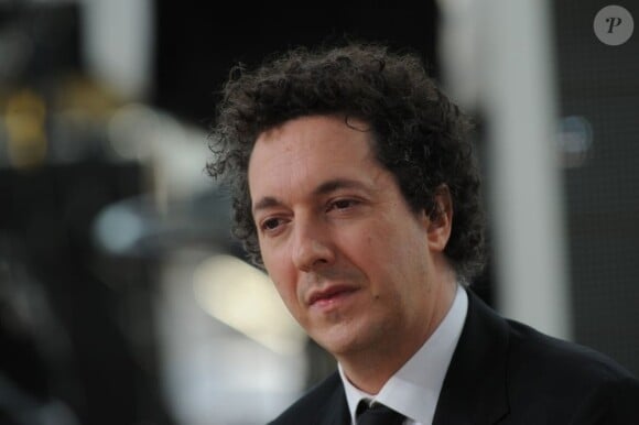Guillaume Gallienne pensif alors qu'il savoure son triomphe sur le plateau du Grand Journal de Canal+ à Cannes, le 21 mai 2013.