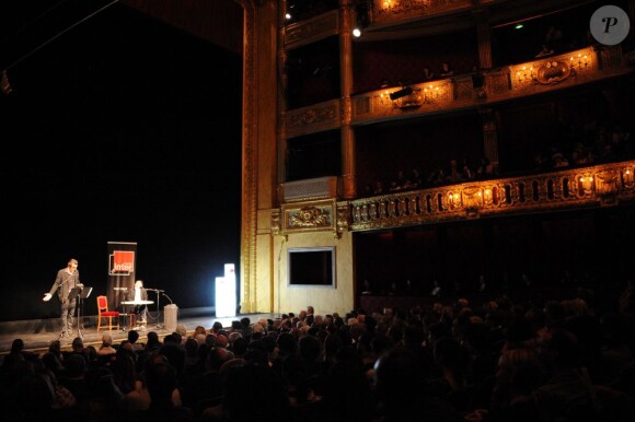 Raphael Enthoven et Guillaume Gallienne lors de l'enregistrement de Ça peut pas faire de mal sur France Inter au Théâtre de l'Odéon à Paris, le 11 juin 2012.