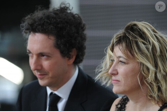 Valeria Bruni-Tedeschi au côté de Guillaume Gallienne sur le plateau du Grand Journal de Canal+ à Cannes, le 21 mai 2013.