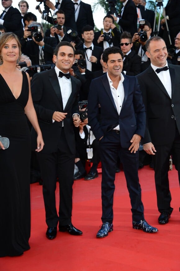 Fatsah Bouyahmed, Julie De Bona, Malik Bentalha, Jamel Debbouze, le réalisateur Mohamed Hamidi et Tewfik Jallab lors de la montée des marches au Festival de Cannes le 21 mai 2013