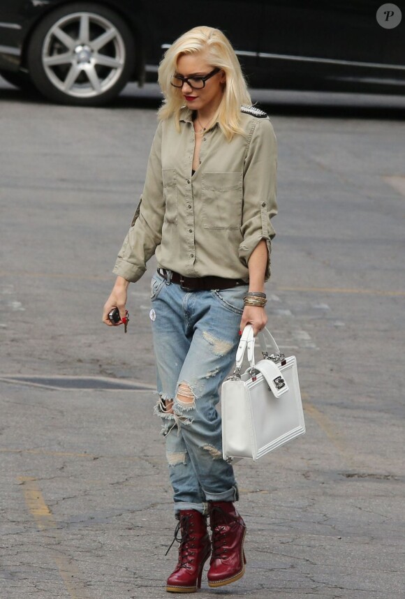 Gwen Stefani dans les rues de Los Angeles, porte avec sa chemise kaki et son jean destroy des bottines L.A.M.B. et un sac Boy signé Chanel. Le 21 mai 2013.