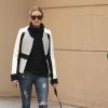 Olivia Palermo, ultrastylée pour promener son chien Mr. Butler à New York, porte un jean AG Adriano Goldschmied et des chaussures vernis. Le 20 mai 2013.