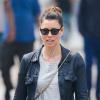 Jessica Biel, rentrée de Cannes, se balade avec ses chiens à New York. Elle porte une veste en cuir, un pull et une jupe All Saints et des baskets Nike Dunk Sky High. Le 22 mai 2013.