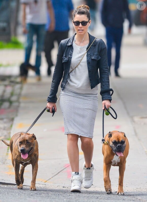 Jessica Biel, rentrée de Cannes, se balade avec ses chiens à New York. Elle porte une veste en cuir, un pull et une jupe All Saints et des baskets Nike Dunk Sky High. Le 22 mai 2013.