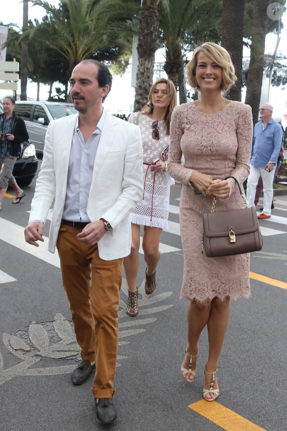 Petra Nemcova en promenade de la Croisette, porte une robe et un sac Dolce & Gabbana. Cannes, le 22 mai 2013.