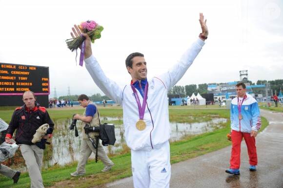 Tony Estanguet et sa médaille d'or après avoir triomphé lors de la finale olympique à Londres le 31 juillet 2012 au Lee Valley White Water Centre