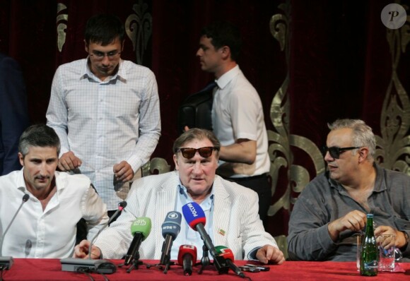 Gérard Depardieu avec son ami Arnaud Frilley lors de la conférence de presse pour le tournage du film Turquoise, à Grozny le 21 mai 2013