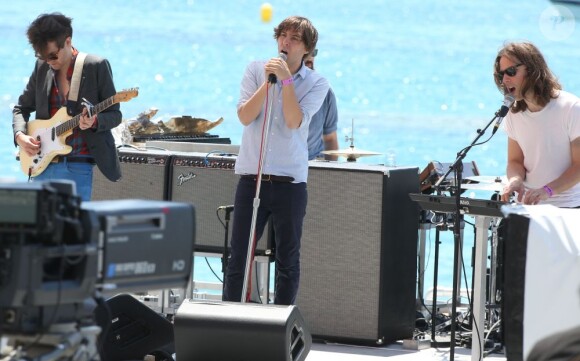 Thomas Mars et son groupe Phoenix en répétition sur le plateau TV du Grand Journal à Cannes le 22 mai 2013
