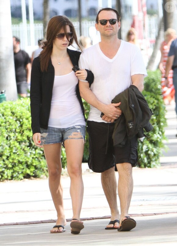 Christian Slater et sa fiancée se promènent à Miami, le 18 mars 2012.
