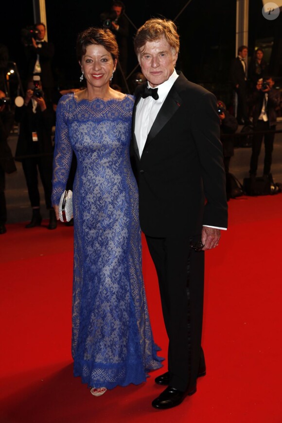 Le couple Sibylle Szaggars et Robert Redford lors de la montée des marches du film "All is lost" lors du 66e Festival du film de Cannes le 22 mai 2013