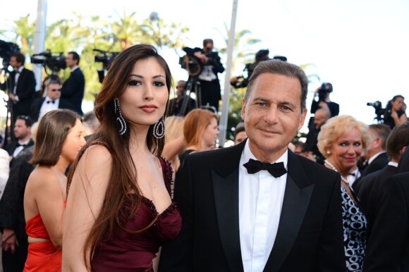 Eric Besson et sa femme Yasmine lors de la montée des marches avant la projection du film Nebraska à l'occasion du 66e Festival de Cannes le 23 mai 2013