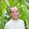 L'amour est dans le pré 8 - Guillaume, 30 ans, polyculteur et éleveur de vaches laitières et de volailles. Fan de football, il est sportif et pratique la course et la marche à pied.