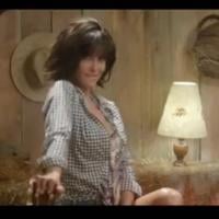 Jenifer : Secrétaire sexy et cowgirl aguicheuse dans le clip de 'Poupée de cire'