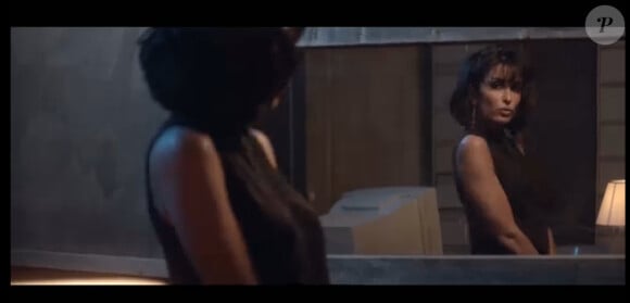 Jenifer : secrétaire sensuelle dans le clip de Poupée de cire, poupée de son