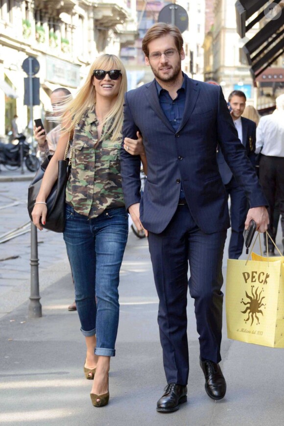 Enceinte, Michelle Hunziker va déjeuner avec son fiancé Tomaso Trussardi au Trussardi Café à Milan, le 23 mai 2013.